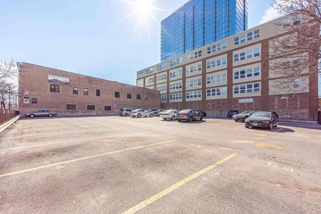 Mccormick Place With View 2br-2ba With Optional Parking That Sleeps Up To 8 Apartment *