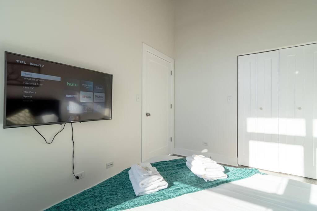 Mccormick Place With View 2br-2ba With Optional Parking That Sleeps Up To 8 Apartment Chicago