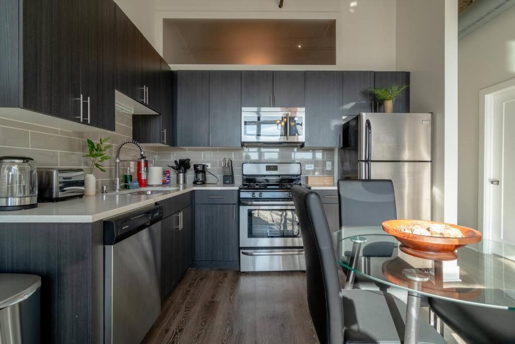 Apartment Mccormick Place With View 2br-2ba With Optional Parking That Sleeps Up To 8 *