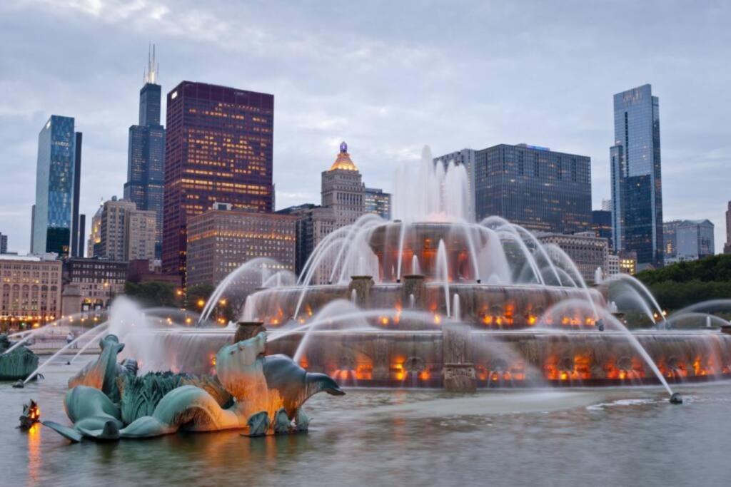 Apartment Mccormick Place With View 2br-2ba With Optional Parking That Sleeps Up To 8