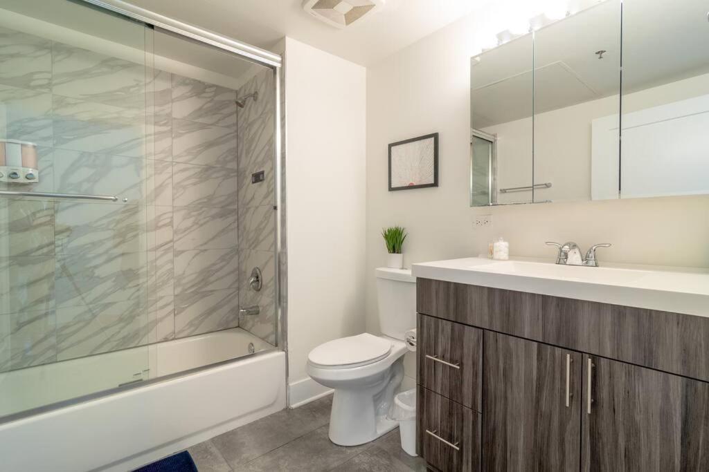 Mccormick Place With View 2br-2ba With Optional Parking That Sleeps Up To 8 Apartment *