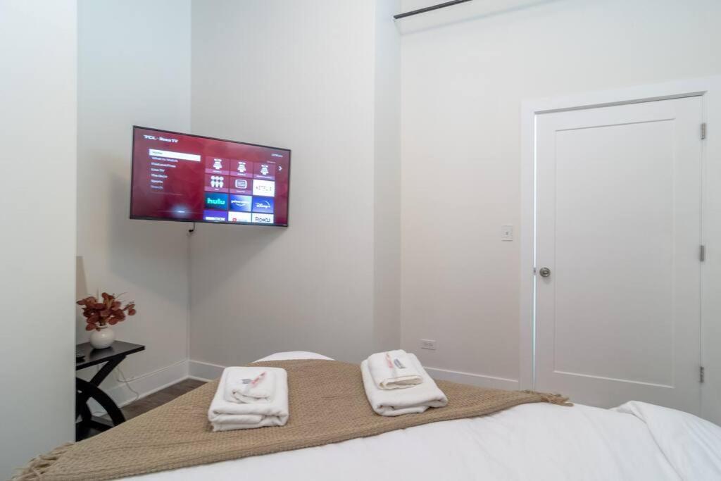 Apartment Mccormick Place With View 2br-2ba With Optional Parking That Sleeps Up To 8